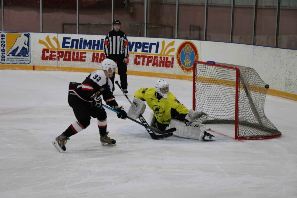 хоккей Одна из трех шайб, влетевших в ворота «Темиртау» в основное время. Согласитесь, красиво!