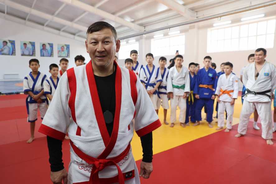 Сперматозоидпен жабылған қыздың бетінің фотосы