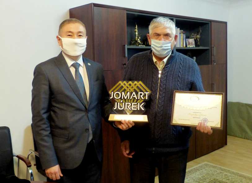 Аким района Г. Бекмухамедов вручил заслуженную награду Б. Князеву, фото к статье награждение жомарт журек