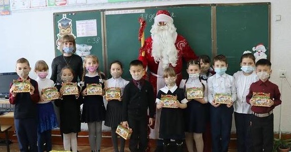 270 воспитанников Камыстинской средней школы №1 получили сладкие подарки от спонсоров