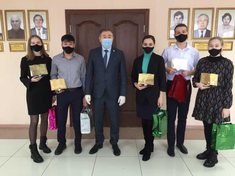 Именные статуэтки акима района и памятные подарки получили лауреаты «Золотой книги молодежи Камыстинского района»