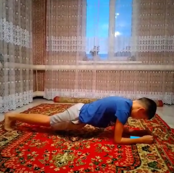 Нурбол Кадырбеков выполняет упражнение планку, фото к статье карантин не помеха