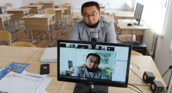 Оқушылармен онлайн кездесті