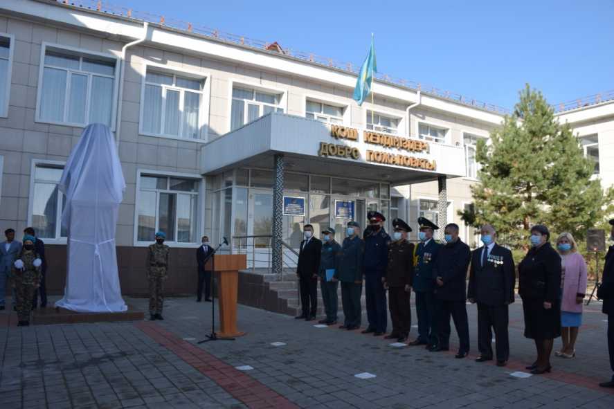 Погода сарыколь. Бюст летчика Марата Едигеева. Сарыколь.