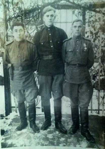 Фото деда с боевыми товарищами