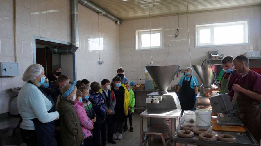 Местное производство посетили ученики 3-го класса Барвиновской общеобразовательной школы со своим классным руководителем Выскарь Натальей Викторовной.Фото автора