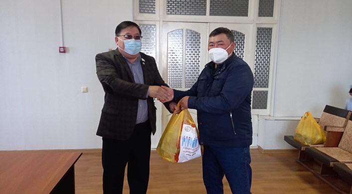 Депутаты вручили медработникам Узункольской районной больницы, борющимся с эпидемией коронавируса, продуктовые наборы 1