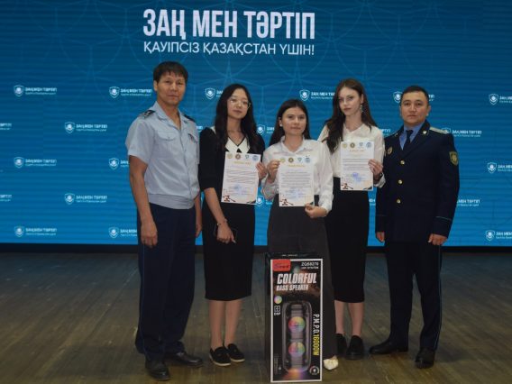 Награжденные школьницы из Пресногорьковки